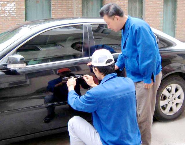 雅安汽车钥匙丢在车里面怎么办?